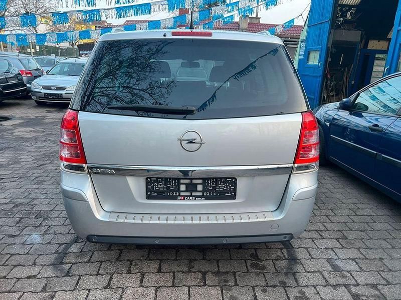 Gebraucht Opel Zafira Edition 140 PS (102 kW) 2011 Silber Van / Kleinbus