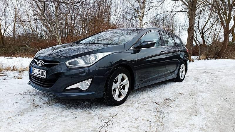 Grau Gebraucht 2014 Hyundai i40 Edition Kombi | 6.000 € (Fairer Preis) - Bild 1/4