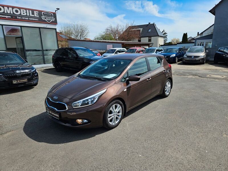 Braun Gebraucht 2015 Kia Ceed Edition 7 Limousine | 9.390 € (Fairer Preis) - Bild 1/4