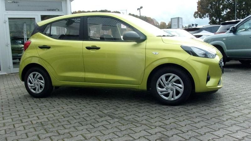Neu Hyundai i10 Comfort 63 PS (46 kW) 2025 Gelb Kleinwagen