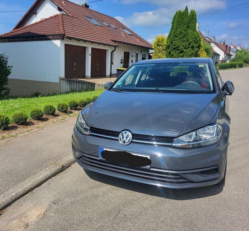 Grau Gebraucht 2018 VW Golf VII Trendline Limousine | 8.000 € - Bild 1/4