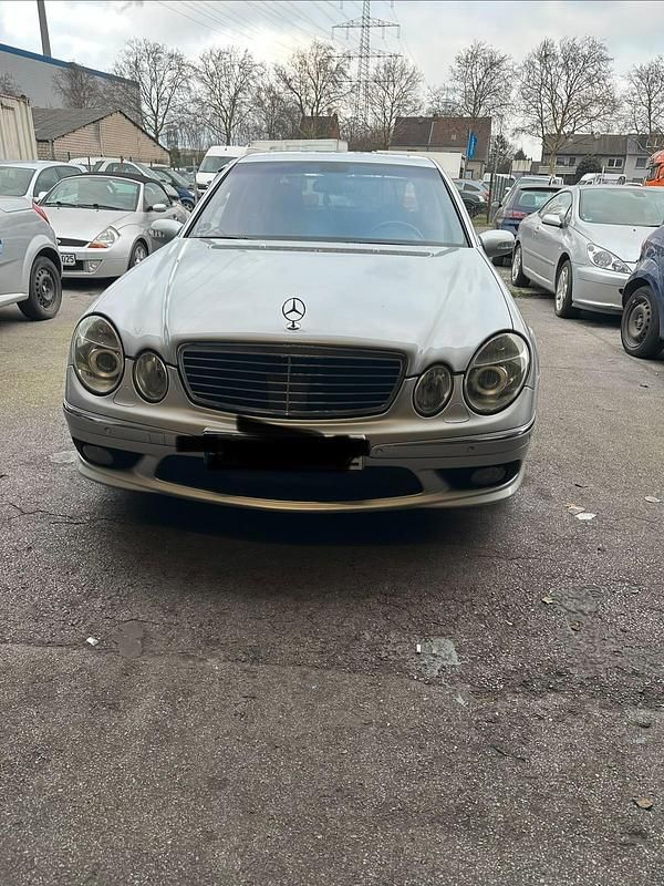 Silber Gebraucht 2003 Mercedes E500 Limousine | 9.000 € - Bild 1/4