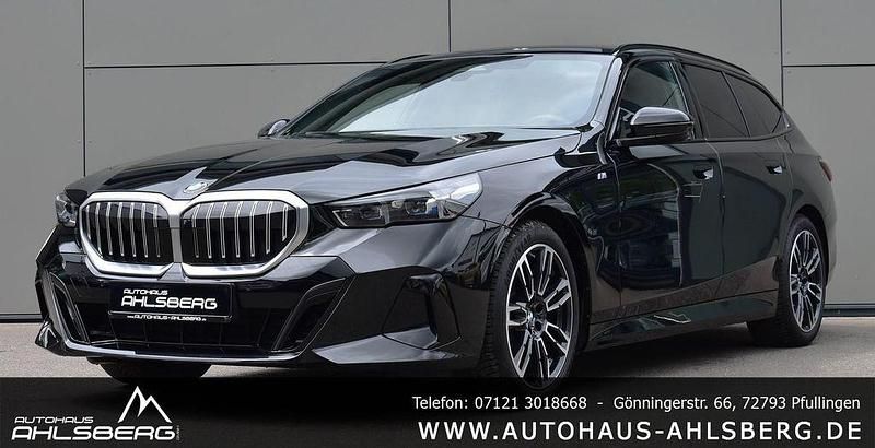Black sapphire Gebraucht 2024 BMW 520 M Sport Kombi | 51.700 € (Superpreis) - Bild 1/4