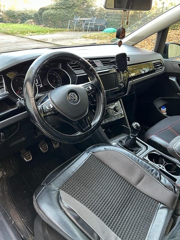 Schwarz Gebraucht 2017 VW Touran Van / Kleinbus | 18.000 € (Etwas zu teuer) - Bild 1/4
