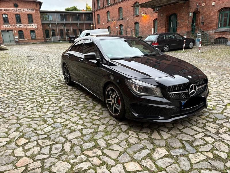 Schwarz Gebraucht 2015 Mercedes CLA220 AMG line Limousine | 14.800 € (Fairer Preis) - Bild 1/4