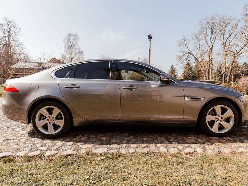 Silber Gebraucht 2021 Jaguar XF Pure Limousine | 29.500 € (Fairer Preis) - Bild 1/4