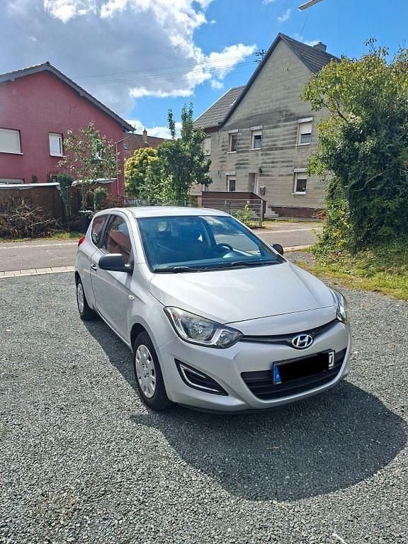 Silber Gebraucht 2015 Hyundai i20 Classic Kleinwagen | 5.800 € (Fairer Preis) - Bild 1/4