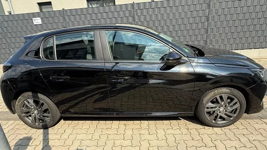 Gebraucht Peugeot 208 Active 101 PS (74 kW) 2021 Schwarz Kleinwagen