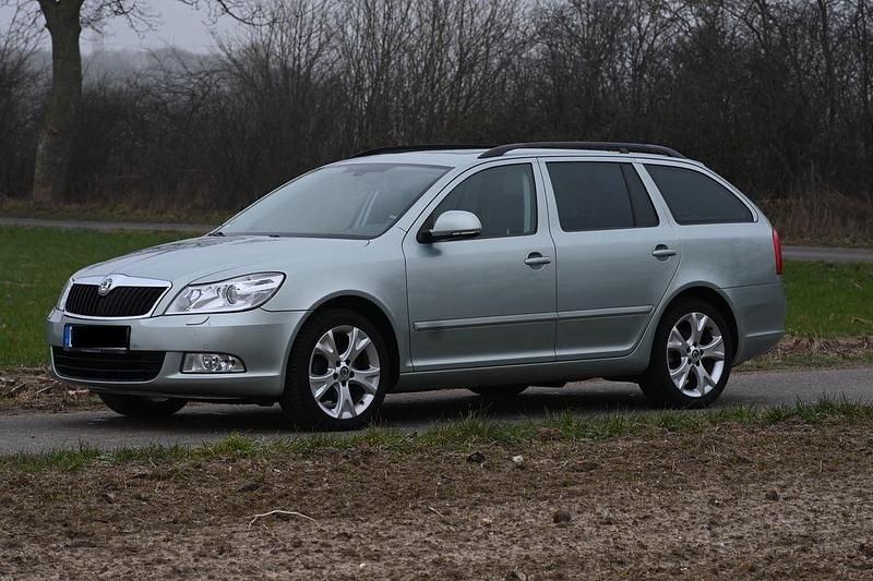 Grün Gebraucht 2011 Skoda Octavia Elegance Kombi | 4.499 € (Superpreis) - Bild 1/4