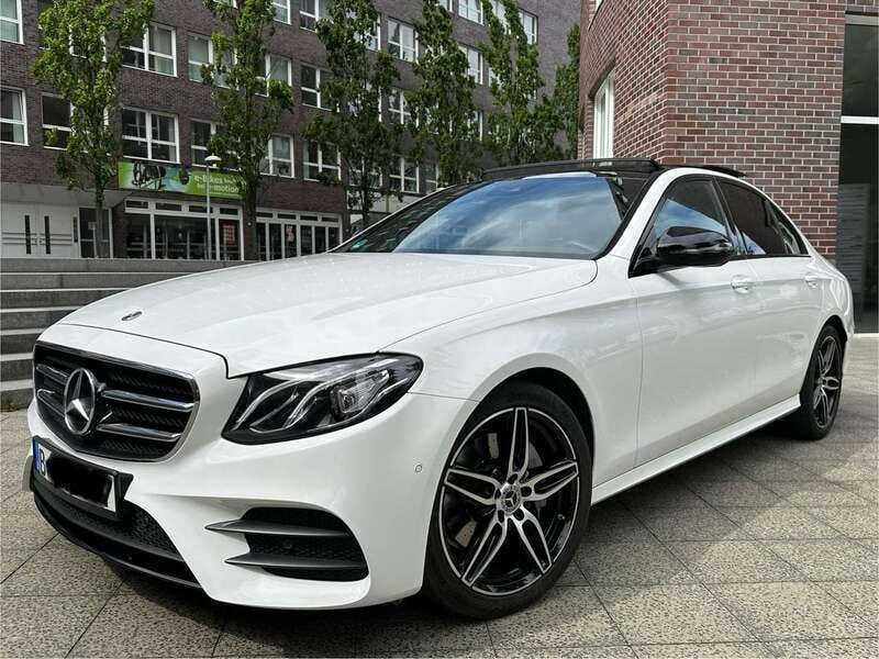 Weiß Gebraucht 2019 Mercedes E220 AMG line Limousine | 33.500 € (Superpreis) - Bild 1/4