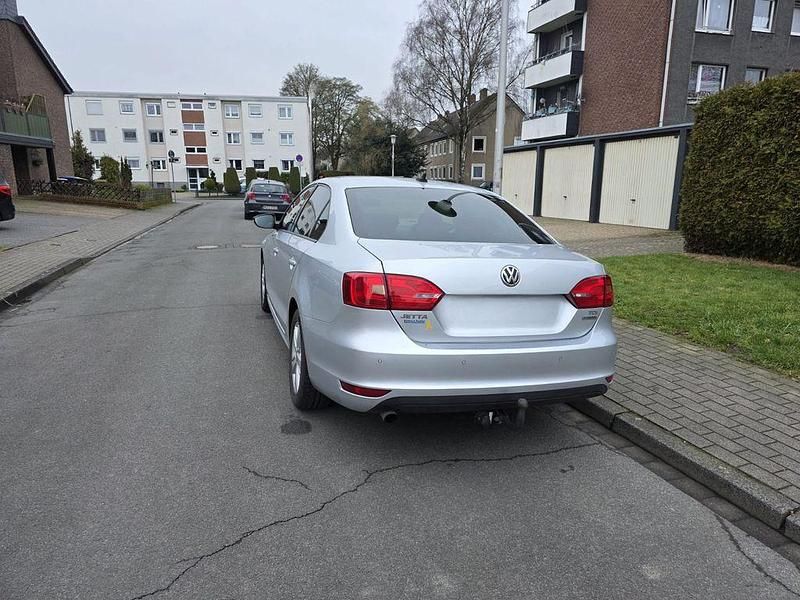 Gebraucht VW Jetta Match 105 PS (77 kW) 2013 Silber Limousine