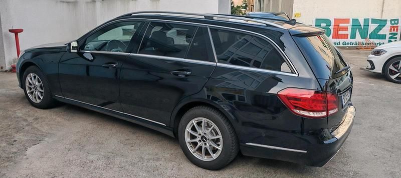 Schwarz Gebraucht 2016 Mercedes E220 Kombi | 8.000 € - Bild 1/4