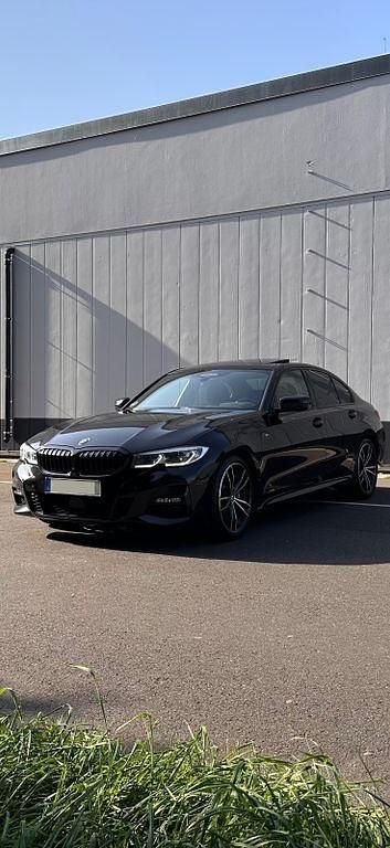 Schwarz Gebraucht 2020 BMW 330 Sport Line Limousine | 35.500 € (Etwas zu teuer) - Bild 1/4