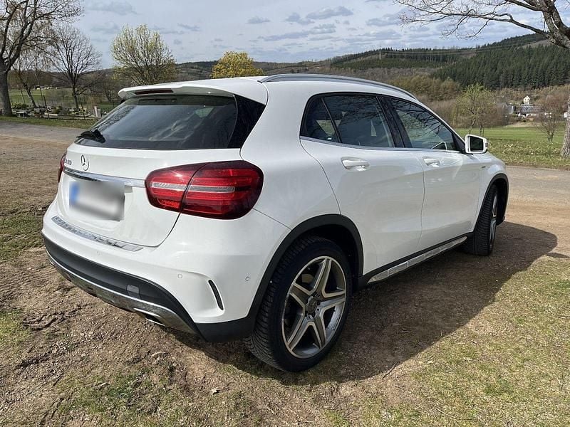 Gebraucht Mercedes GLA180 122 PS (89 kW) 2018 Weiß SUV