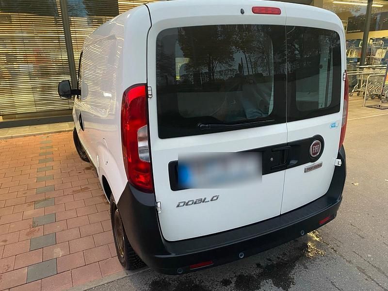 Gebraucht Fiat Doblò 95 PS (69 kW) 2018 Weiß Van / Kleinbus