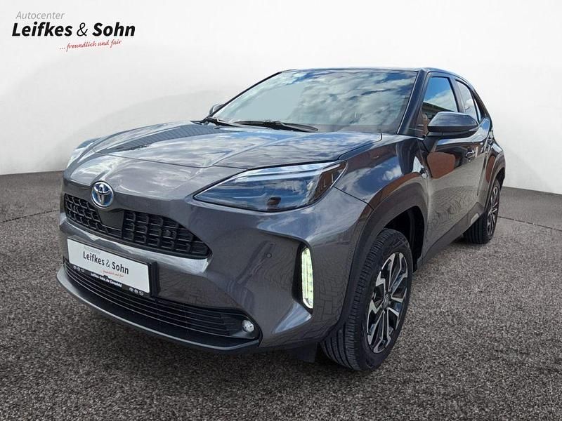 Grau Gebraucht 2023 Toyota Yaris Cross Team SUV | 25.490 € (Fairer Preis) - Bild 1/4