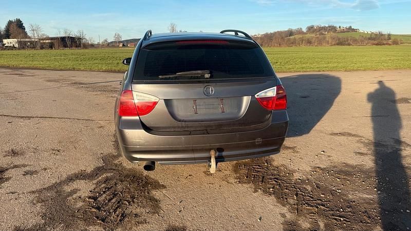 Gebraucht BMW 320 163 PS (119 kW) 2006 Grau Kombi