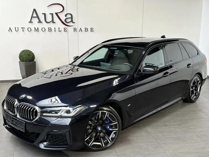 Schwarz Gebraucht 2022 BMW 520 M Sport Kombi | 37.449 € (Teuer) - Bild 1/4