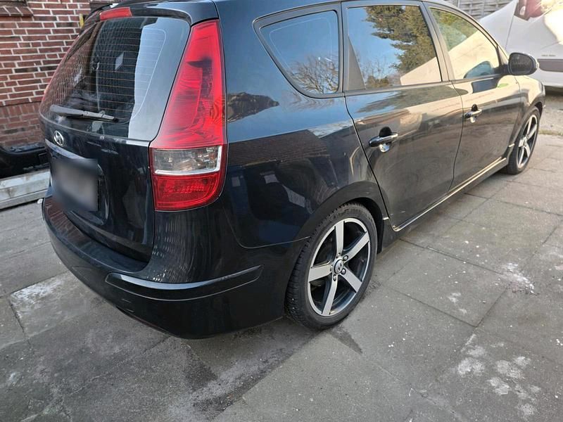 Gebraucht Hyundai i30 115 PS (84 kW) 2011 Schwarz Kombi