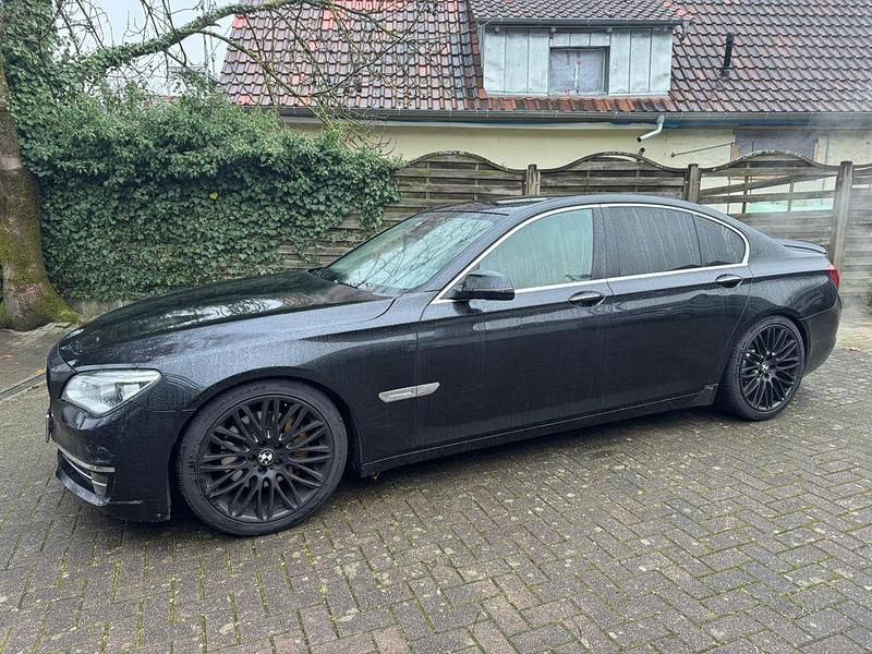 Schwarz Gebraucht 2013 BMW 740 Limousine | 9.400 € - Bild 1/4