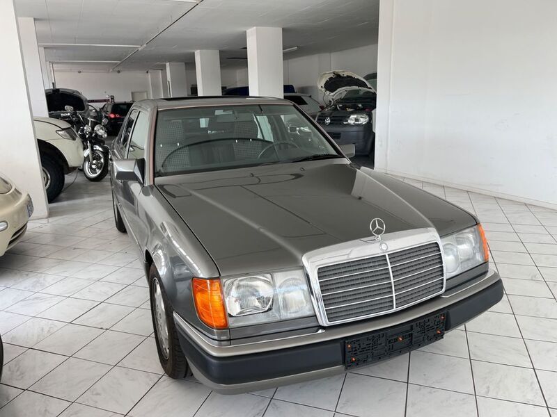Grau Gebraucht 1991 Mercedes E230 Limousine | 11.998 € - Bild 1/4