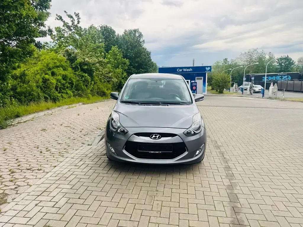 Gebraucht Hyundai ix20 Edition 90 PS (66 kW) 2012 Grau Kleinwagen