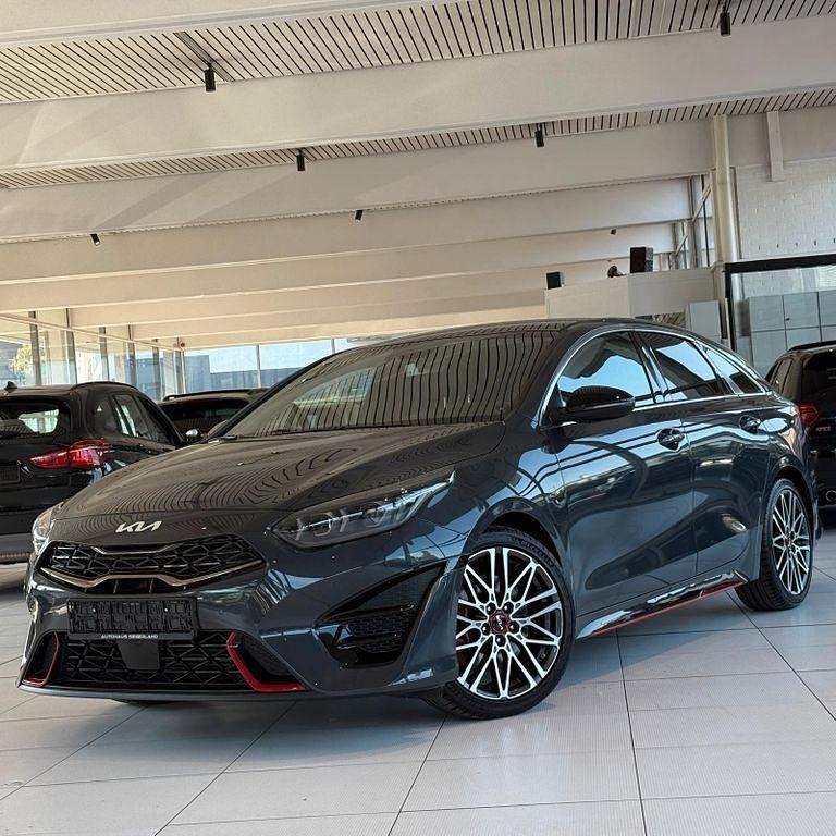 Grau Gebraucht 2023 Kia ProCeed Kleinwagen | 28.991 € (Fairer Preis) - Bild 1/4