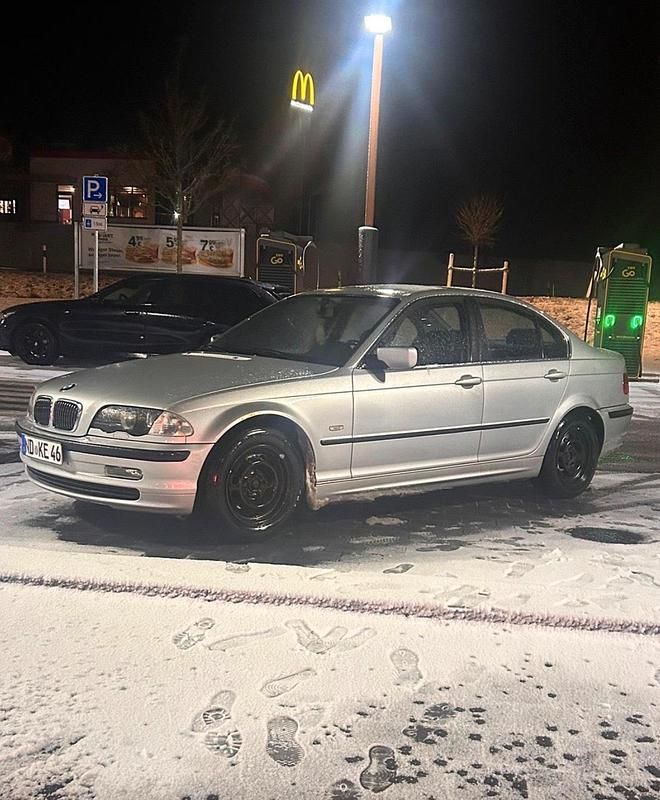 Silber Gebraucht 2001 BMW 320 Limousine | 1.800 € (Guter Preis) - Bild 1/4