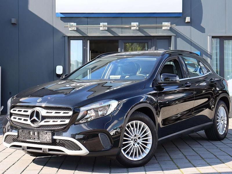 Schwarz Gebraucht 2019 Mercedes GLA180 Style SUV | 16.900 € (Guter Preis) - Bild 1/4