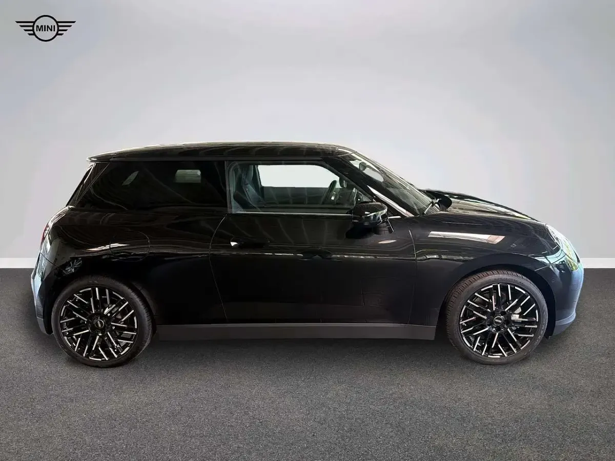 Gebraucht Mini Cooper Favoured 135 kW (184 PS) 2025 Schwarz Kleinwagen