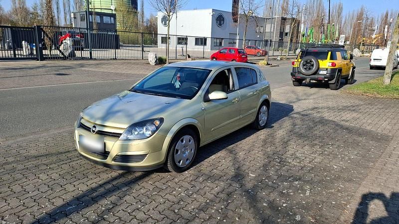 Gebraucht Opel Astra 105 PS (77 kW) 2004 Gold Limousine