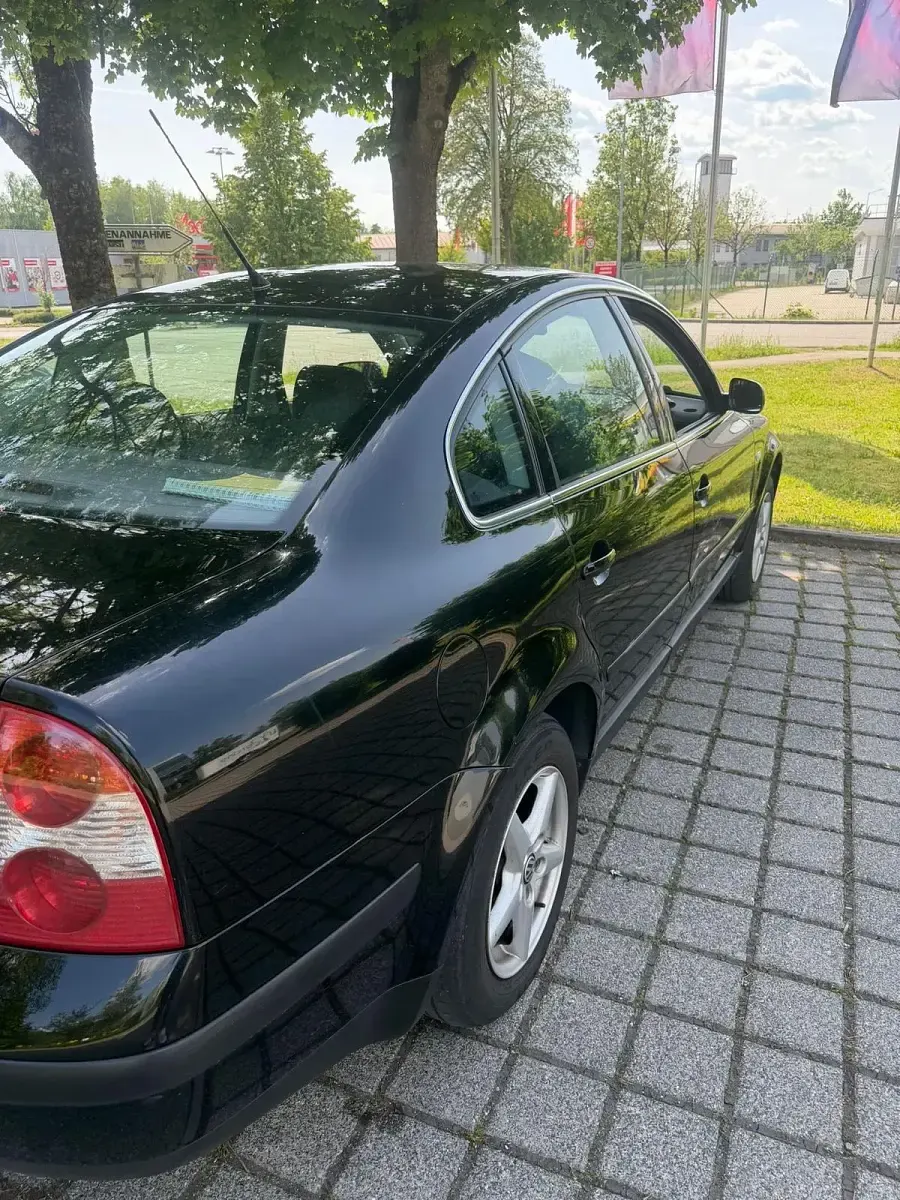 Używany VW Passat 101 KM (74 kW) 2002 Czarny Sedan/Limuzyna
