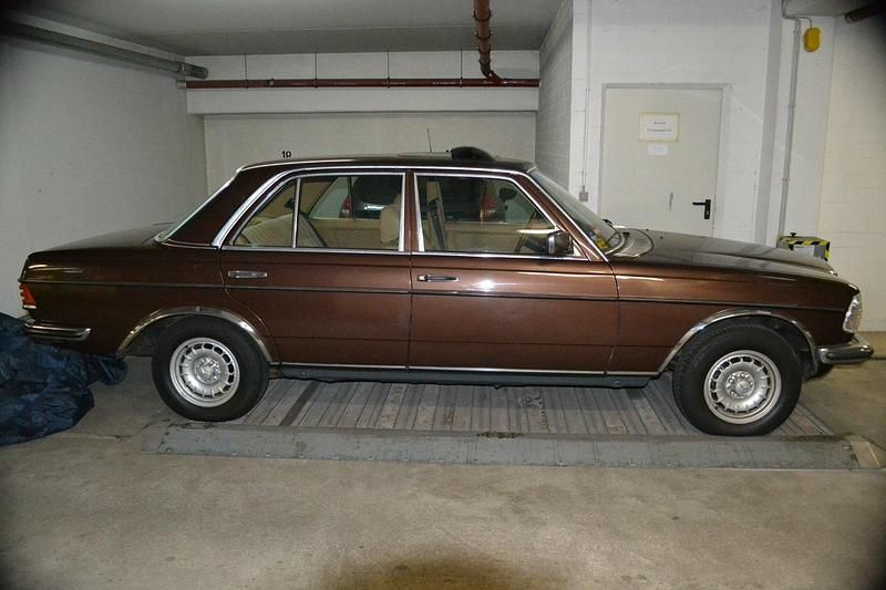 Second-hand Mercedes E280 185 CP (136 kW) 1981 Maro Berlinǎ