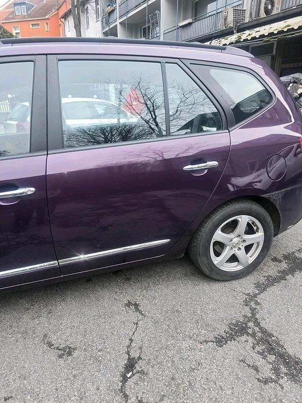 Gebraucht Kia Carens 104 PS (76 kW) 2008 Violet Van / Kleinbus