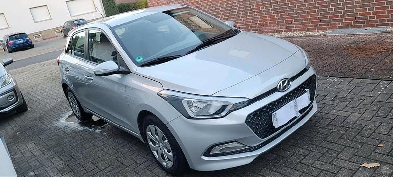 Silber Gebraucht 2016 Hyundai i20 Active Limousine | 6.690 € (Fairer Preis) - Bild 1/4