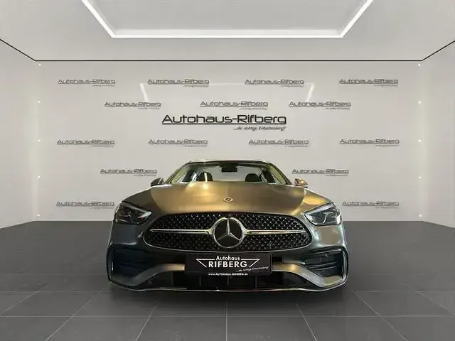 Gebraucht Mercedes C300e Advanced 313 PS (230 kW) 2023 Selenitgrau  magnolackie Kombi