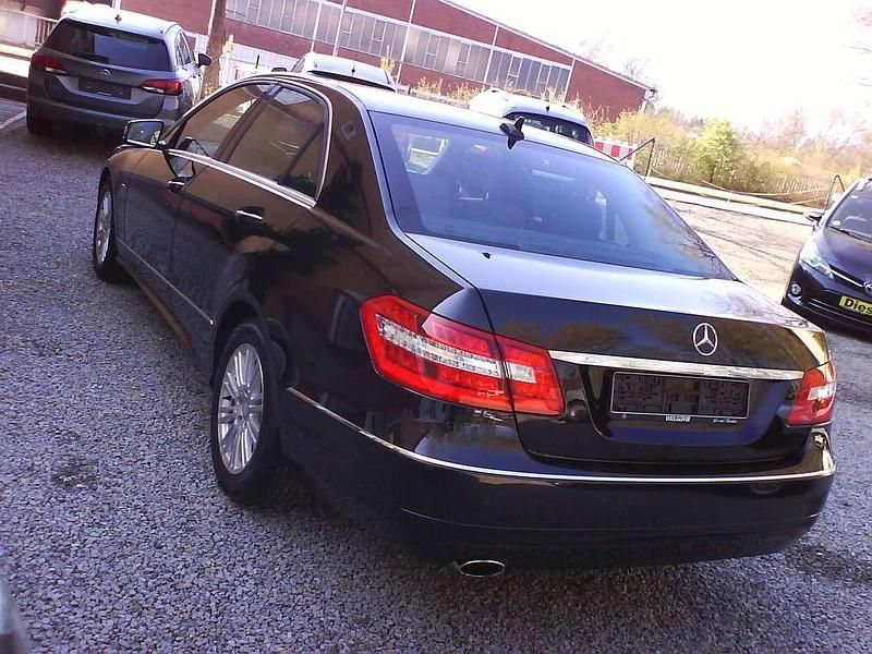 Second-hand Mercedes E200 184 CP (135 kW) 2011 Negru Berlinǎ