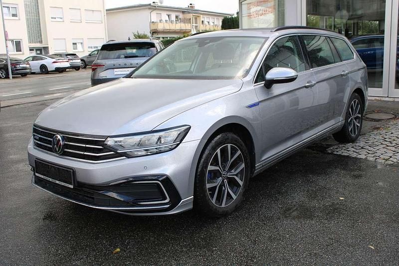 Pyritsilber metallic Gebraucht 2020 VW Passat GTE Kombi | 24.990 € (Fairer Preis) - Bild 1/4
