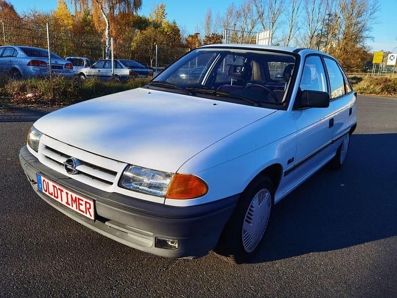Weiß Gebraucht 1992 Opel Astra Limousine | 3.790 € - Bild 1/4