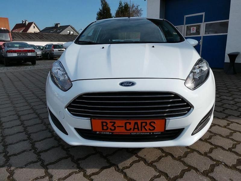 Gebraucht Ford Fiesta Trend 60 PS (44 kW) 2014 Weiß Kleinwagen