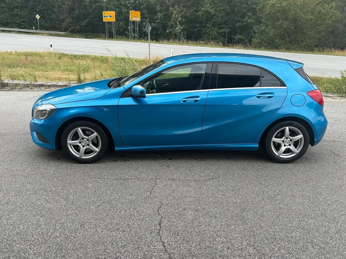 Gebraucht Mercedes A180 122 PS (89 kW) 2012 Blau Kleinwagen