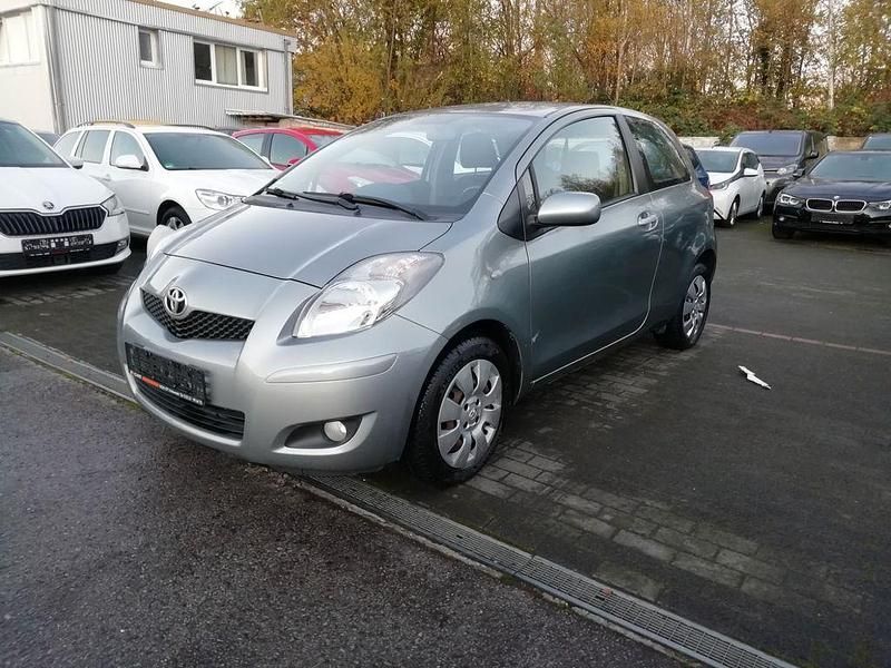 Silber Gebraucht 2011 Toyota Yaris Life Kleinwagen | 3.790 € (Fairer Preis) - Bild 1/4