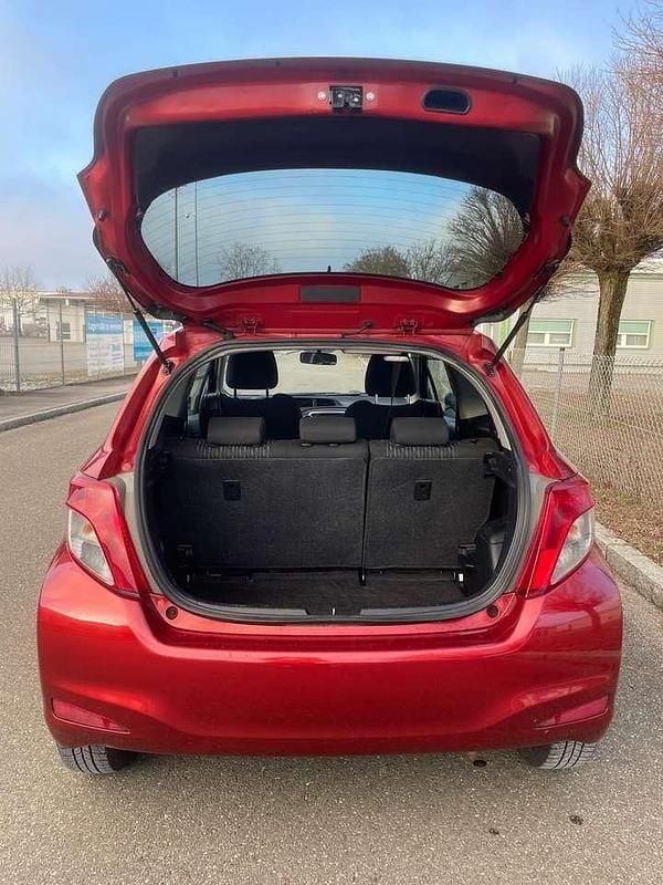 Gebraucht Toyota Yaris 69 PS (50 kW) 2013 Rot Limousine