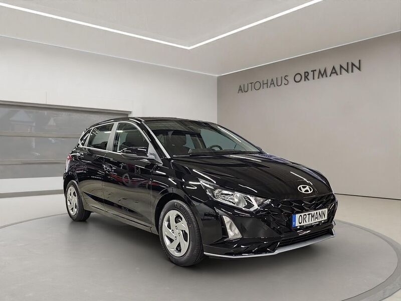 Phantom black / met Gebraucht 2024 Hyundai i20 Select Limousine | 21.990 € (Teuer) - Bild 1/4
