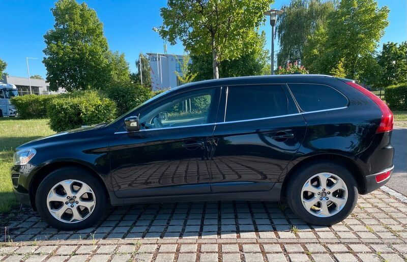 Schwarz Gebraucht 2011 Volvo XC60 Summum SUV | 11.500 € (Fairer Preis) - Bild 1/4