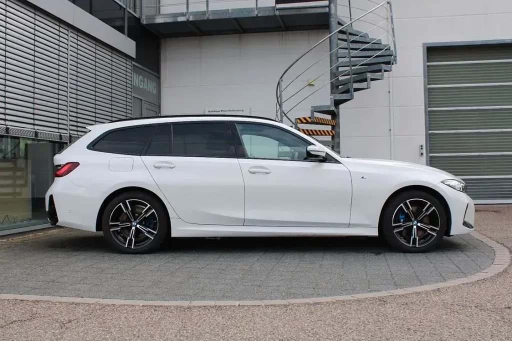 Gebraucht BMW 330e M Sport 292 PS (214 kW) 2025 Weiß Limousine