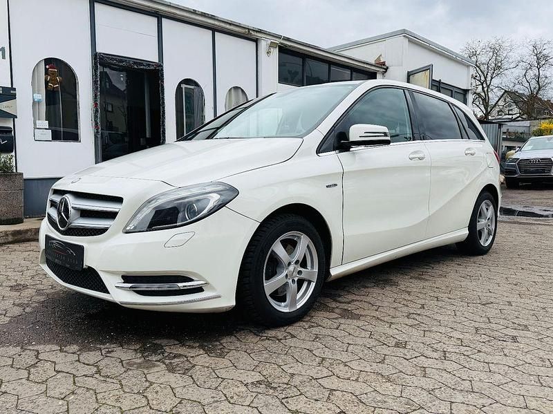 Gebraucht Mercedes B180 122 PS (89 kW) 2011 Weiß Van / Kleinbus