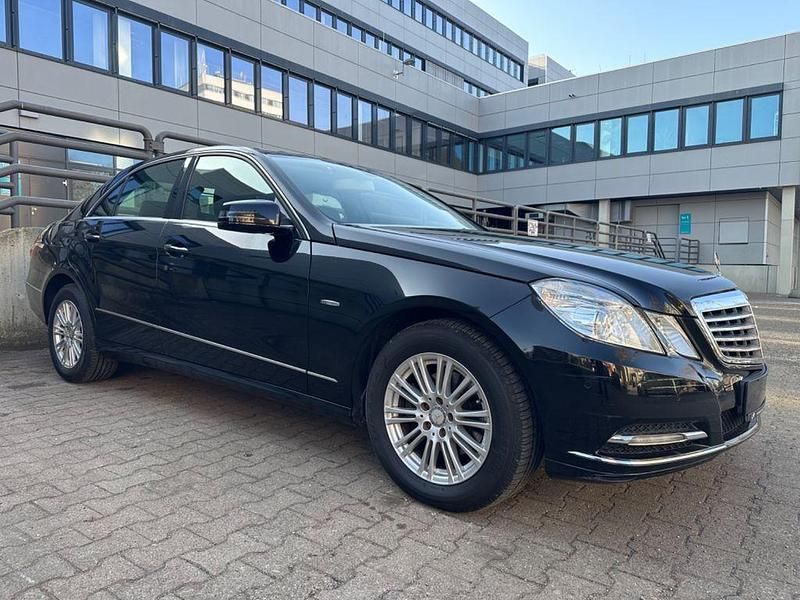 Gebraucht Mercedes E220 Elegance 170 PS (125 kW) 2012 Schwarz Limousine