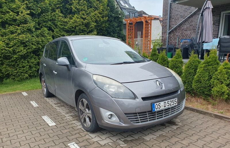 Grau Gebraucht 2010 Renault Scénic III Dynamique Van / Kleinbus | 1.699 € (Fairer Preis) - Bild 1/4