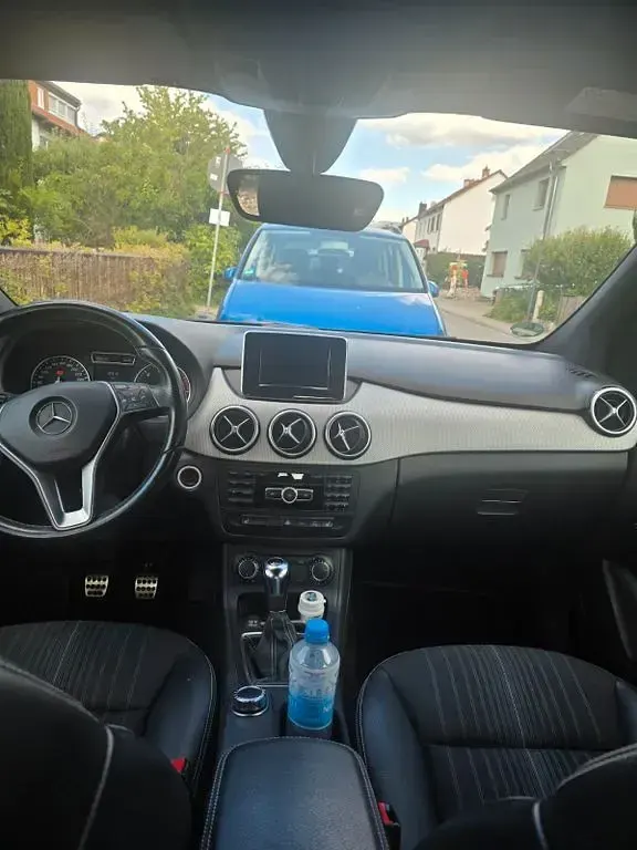 Gebraucht Mercedes B180 122 PS (89 kW) 2013 Schwarz Kleinwagen